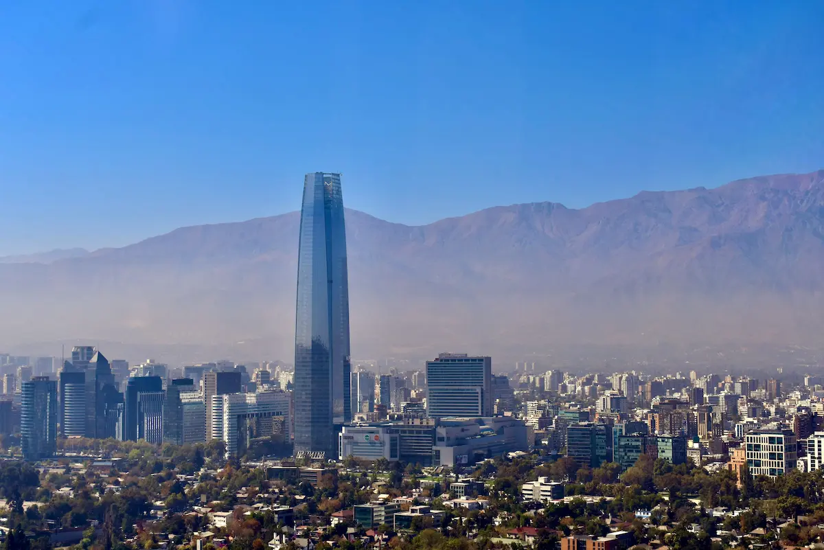 Vista de Santiago de Chile con montañas al fondo - Infraestructura urbana